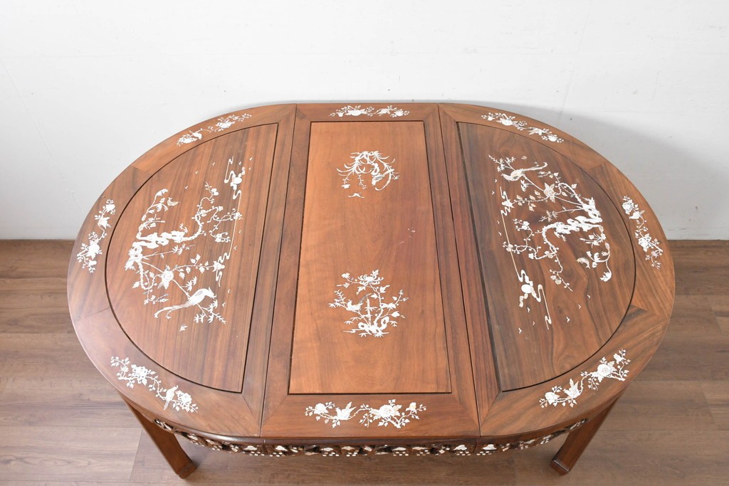 アジアンヴィンテージ　花梨(カリン)材　透かし彫りに螺鈿象嵌を施した贅沢な装飾のエクステンションダイニングテーブル　(R-086688)