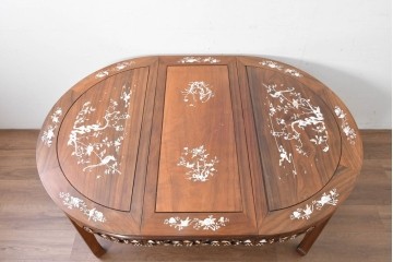 アジアンヴィンテージ　花梨(カリン)材　透かし彫りに螺鈿象嵌を施した贅沢な装飾のエクステンションダイニングテーブル　(R-086688)