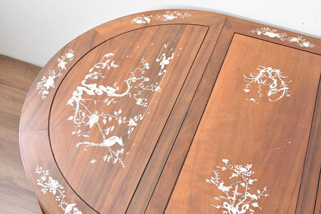 アジアンヴィンテージ　花梨(カリン)材　透かし彫りに螺鈿象嵌を施した贅沢な装飾のエクステンションダイニングテーブル　(R-086688)