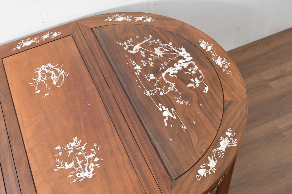 アジアンヴィンテージ　花梨(カリン)材　透かし彫りに螺鈿象嵌を施した贅沢な装飾のエクステンションダイニングテーブル　(R-086688)
