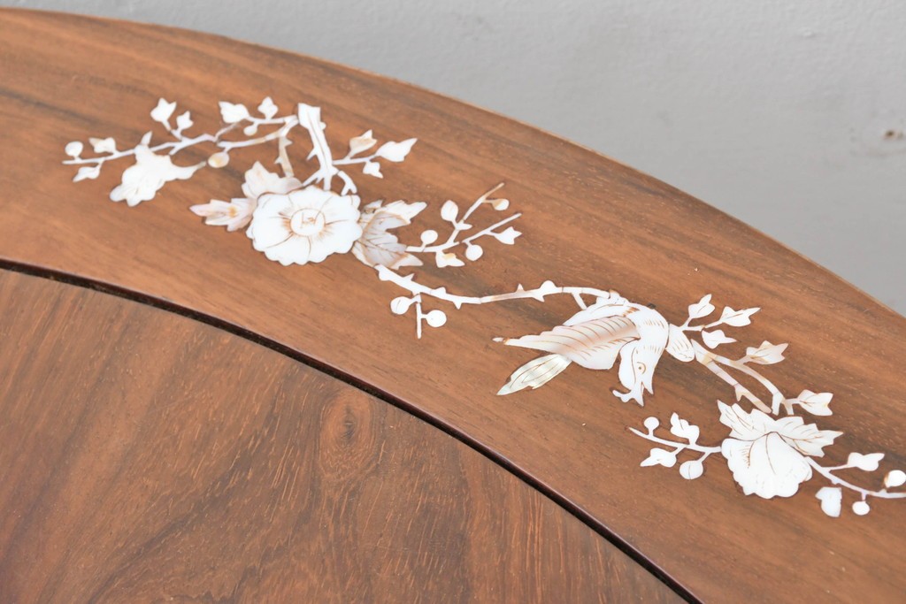 アジアンヴィンテージ　花梨(カリン)材　透かし彫りに螺鈿象嵌を施した贅沢な装飾のエクステンションダイニングテーブル　(R-086688)