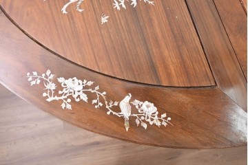 アジアンヴィンテージ　花梨(カリン)材　透かし彫りに螺鈿象嵌を施した贅沢な装飾のエクステンションダイニングテーブル　(R-086688)