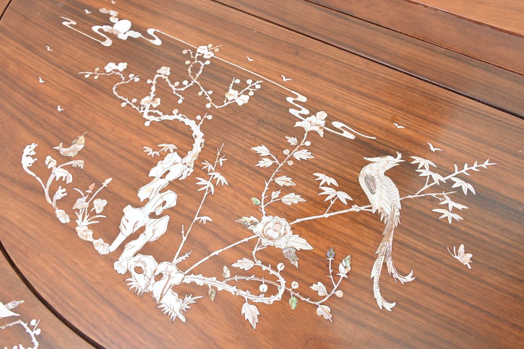 アジアンヴィンテージ　花梨(カリン)材　透かし彫りに螺鈿象嵌を施した贅沢な装飾のエクステンションダイニングテーブル　(R-086688)