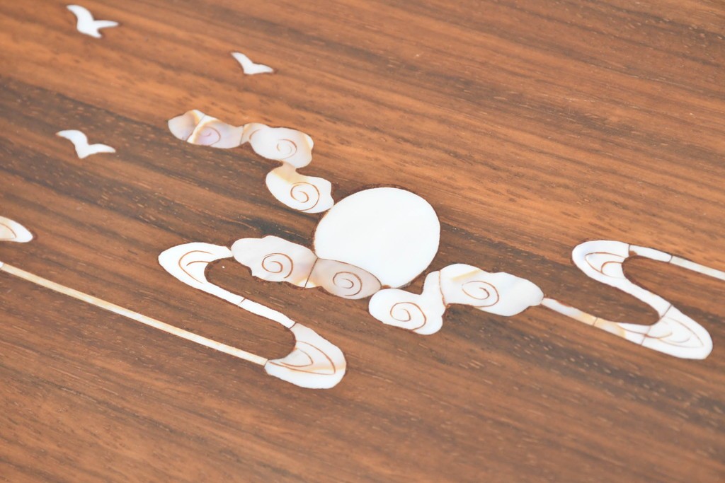 アジアンヴィンテージ　花梨(カリン)材　透かし彫りに螺鈿象嵌を施した贅沢な装飾のエクステンションダイニングテーブル　(R-086688)