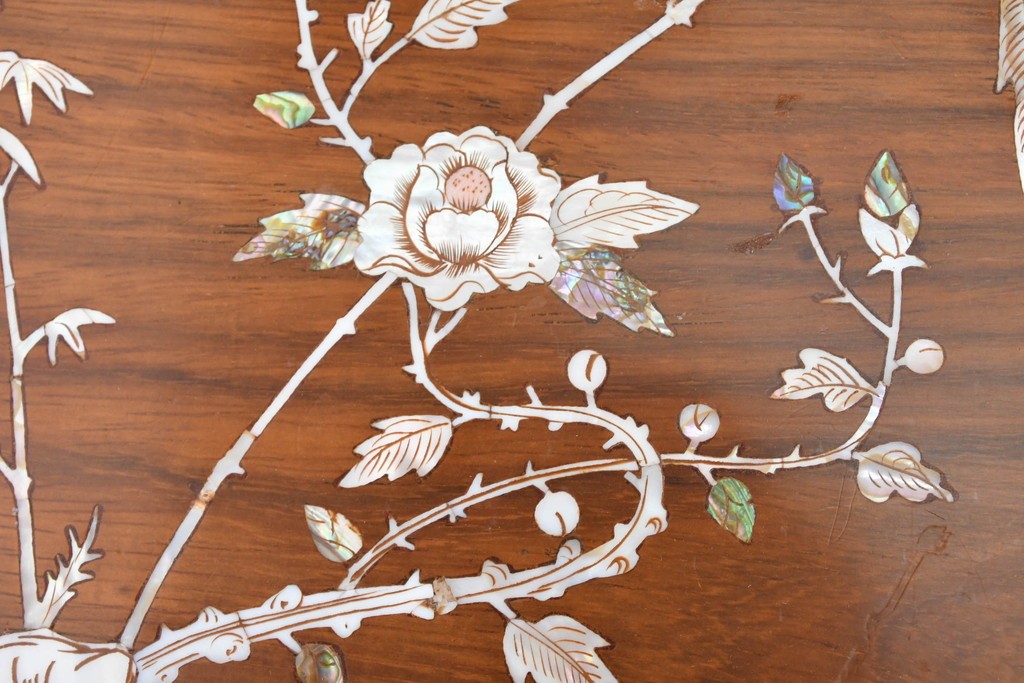 アジアンヴィンテージ　花梨(カリン)材　透かし彫りに螺鈿象嵌を施した贅沢な装飾のエクステンションダイニングテーブル　(R-086688)