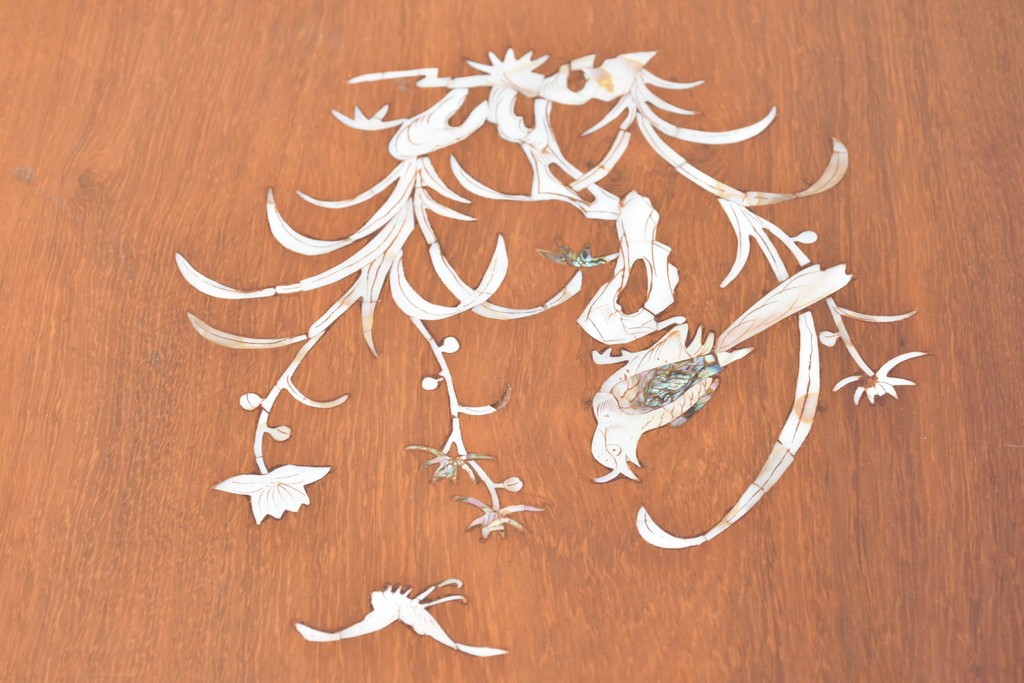 アジアンヴィンテージ　花梨(カリン)材　透かし彫りに螺鈿象嵌を施した贅沢な装飾のエクステンションダイニングテーブル　(R-086688)