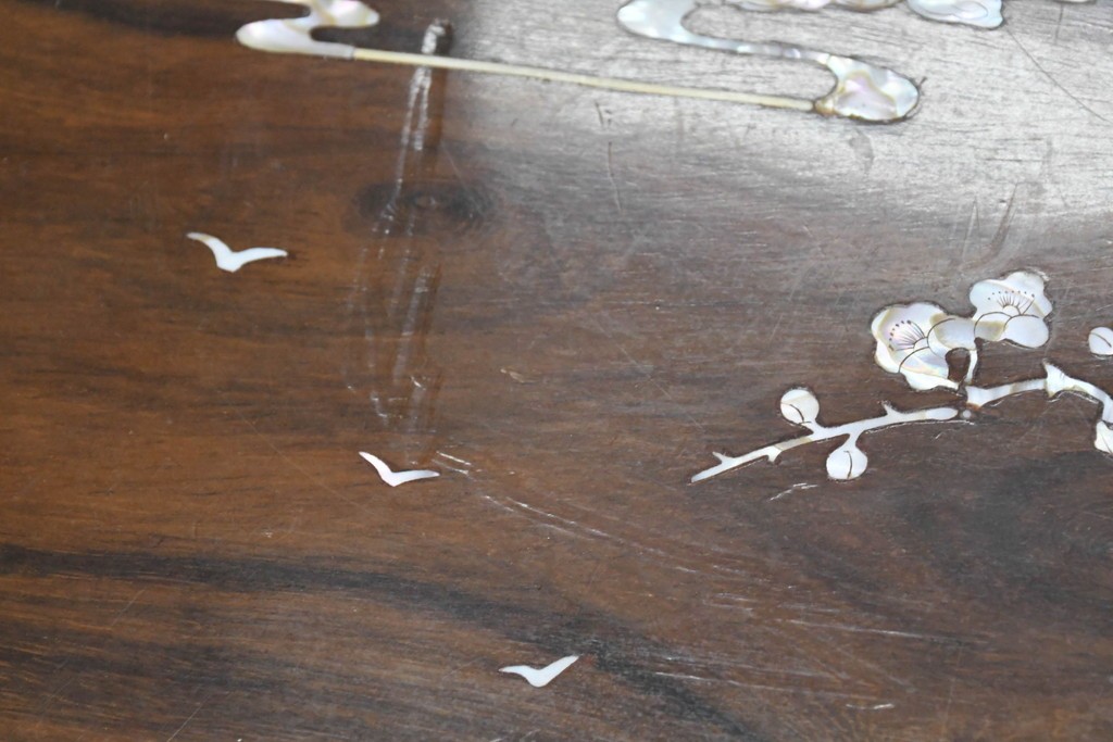 アジアンヴィンテージ　花梨(カリン)材　透かし彫りに螺鈿象嵌を施した贅沢な装飾のエクステンションダイニングテーブル　(R-086688)