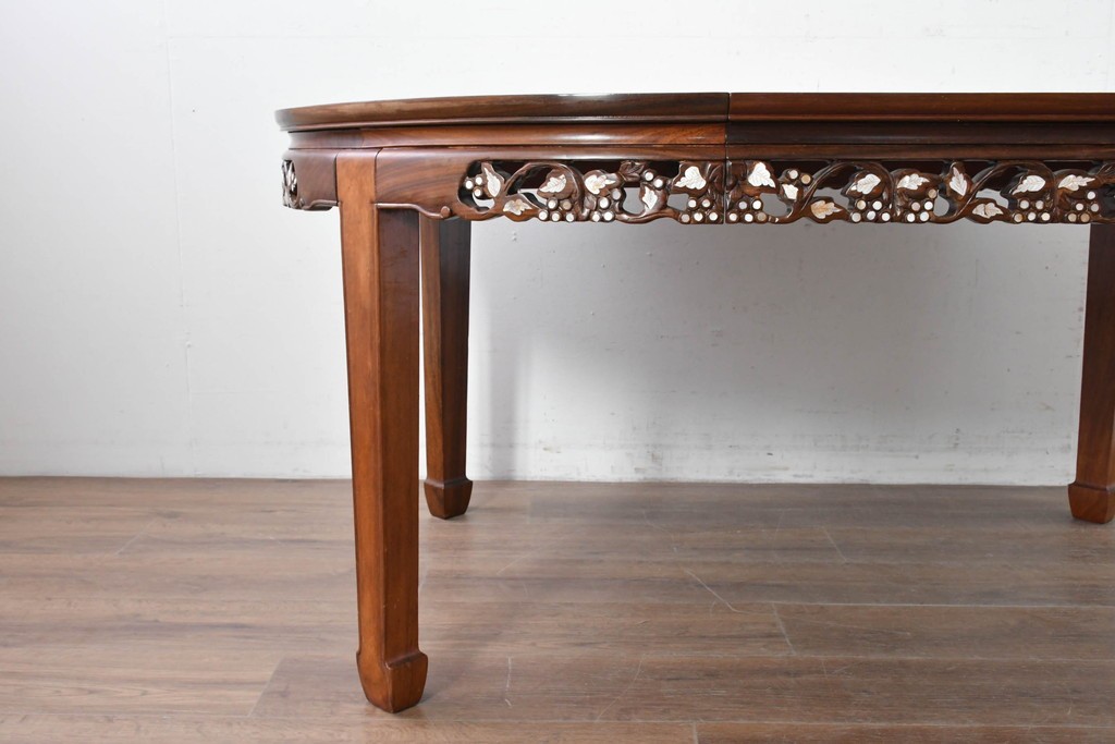 アジアンヴィンテージ　花梨(カリン)材　透かし彫りに螺鈿象嵌を施した贅沢な装飾のエクステンションダイニングテーブル　(R-086688)