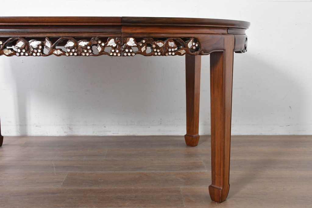 アジアンヴィンテージ　花梨(カリン)材　透かし彫りに螺鈿象嵌を施した贅沢な装飾のエクステンションダイニングテーブル　(R-086688)