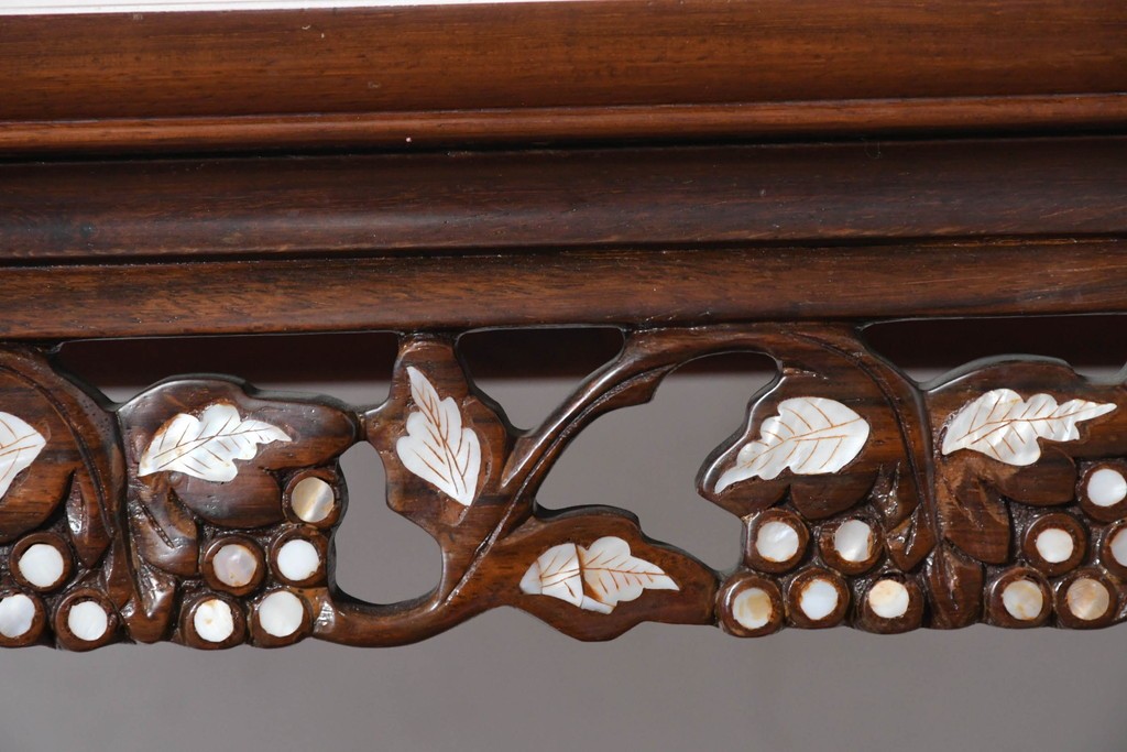 アジアンヴィンテージ　花梨(カリン)材　透かし彫りに螺鈿象嵌を施した贅沢な装飾のエクステンションダイニングテーブル　(R-086688)