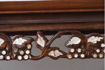 アジアンヴィンテージ　花梨(カリン)材　透かし彫りに螺鈿象嵌を施した贅沢な装飾のエクステンションダイニングテーブル　(R-086688)