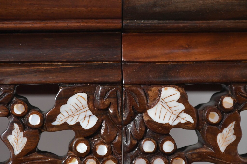 アジアンヴィンテージ　花梨(カリン)材　透かし彫りに螺鈿象嵌を施した贅沢な装飾のエクステンションダイニングテーブル　(R-086688)