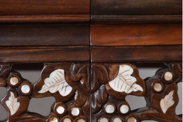 アジアンヴィンテージ　花梨(カリン)材　透かし彫りに螺鈿象嵌を施した贅沢な装飾のエクステンションダイニングテーブル　(R-086688)