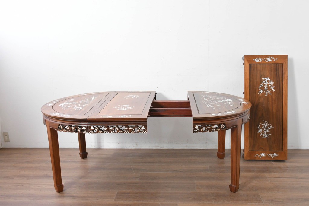 アジアンヴィンテージ　花梨(カリン)材　透かし彫りに螺鈿象嵌を施した贅沢な装飾のエクステンションダイニングテーブル　(R-086688)