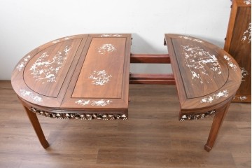 アジアンヴィンテージ　花梨(カリン)材　透かし彫りに螺鈿象嵌を施した贅沢な装飾のエクステンションダイニングテーブル　(R-086688)