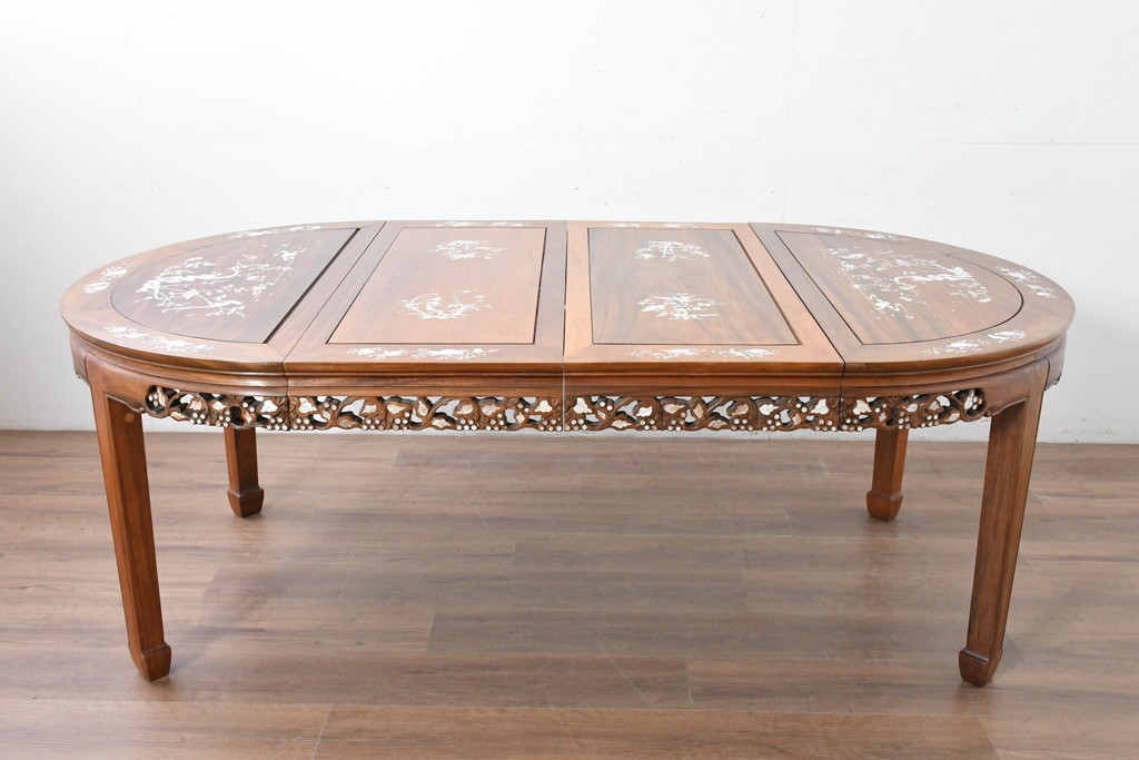 アジアンヴィンテージ　花梨(カリン)材　透かし彫りに螺鈿象嵌を施した贅沢な装飾のエクステンションダイニングテーブル　(R-086688)