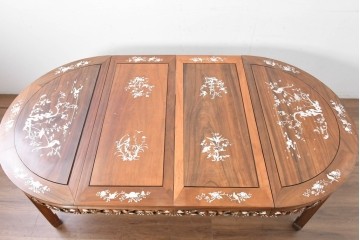 アジアンヴィンテージ　花梨(カリン)材　透かし彫りに螺鈿象嵌を施した贅沢な装飾のエクステンションダイニングテーブル　(R-086688)