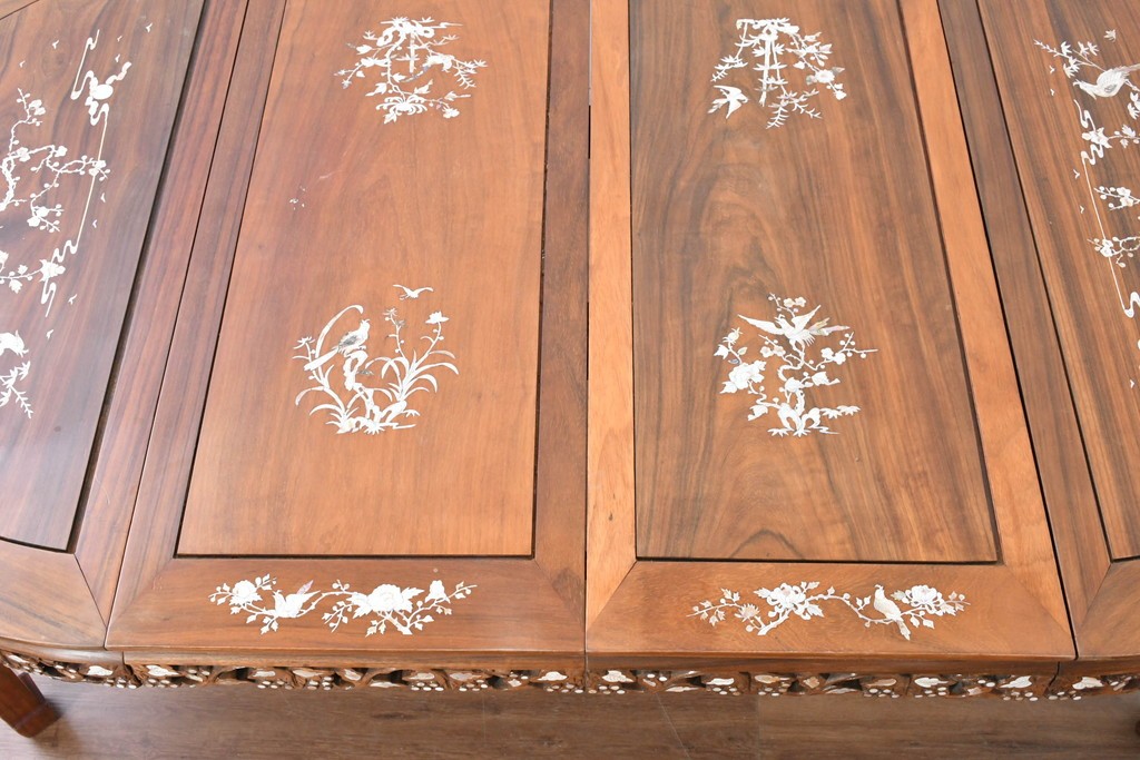 アジアンヴィンテージ　花梨(カリン)材　透かし彫りに螺鈿象嵌を施した贅沢な装飾のエクステンションダイニングテーブル　(R-086688)