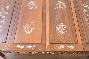 アジアンヴィンテージ　花梨(カリン)材　透かし彫りに螺鈿象嵌を施した贅沢な装飾のエクステンションダイニングテーブル　(R-086688)