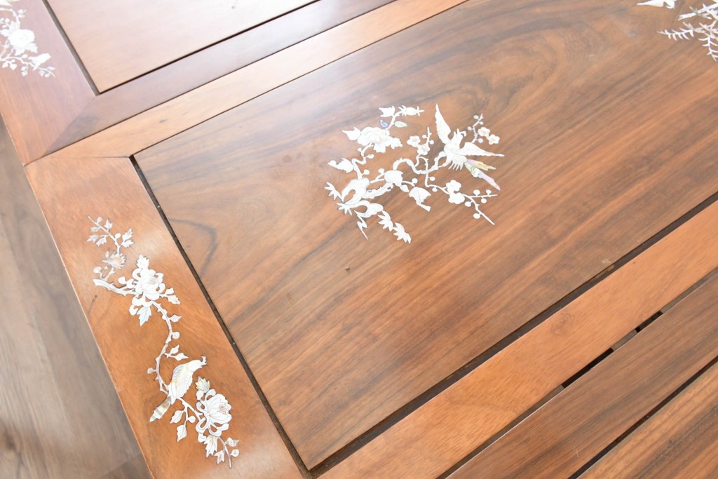 アジアンヴィンテージ　花梨(カリン)材　透かし彫りに螺鈿象嵌を施した贅沢な装飾のエクステンションダイニングテーブル　(R-086688)