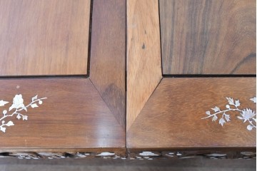 アジアンヴィンテージ　花梨(カリン)材　透かし彫りに螺鈿象嵌を施した贅沢な装飾のエクステンションダイニングテーブル　(R-086688)