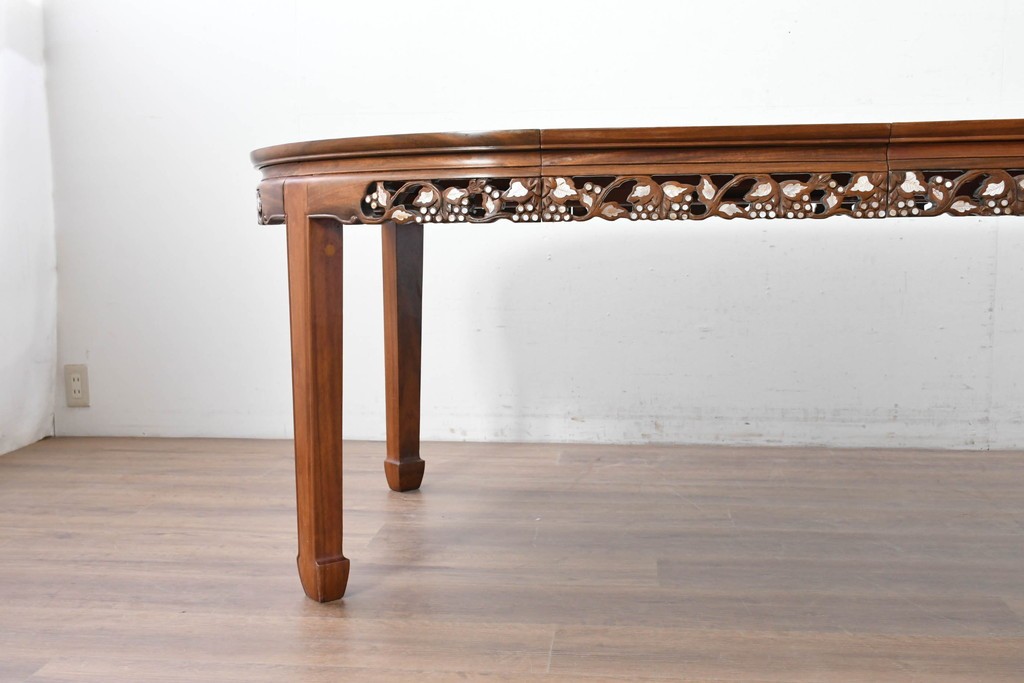 アジアンヴィンテージ　花梨(カリン)材　透かし彫りに螺鈿象嵌を施した贅沢な装飾のエクステンションダイニングテーブル　(R-086688)