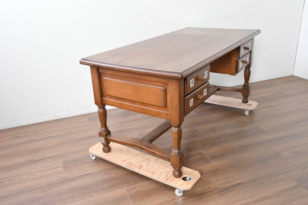 中古　美品　ACTUS(アクタス)取り扱い　バレンシアシリーズ　パイン材　花柄タイルが可愛らしいデスク　(R-086690)