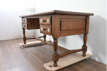 中古　美品　ACTUS(アクタス)取り扱い　バレンシアシリーズ　パイン材　花柄タイルが可愛らしいデスク　(R-086690)