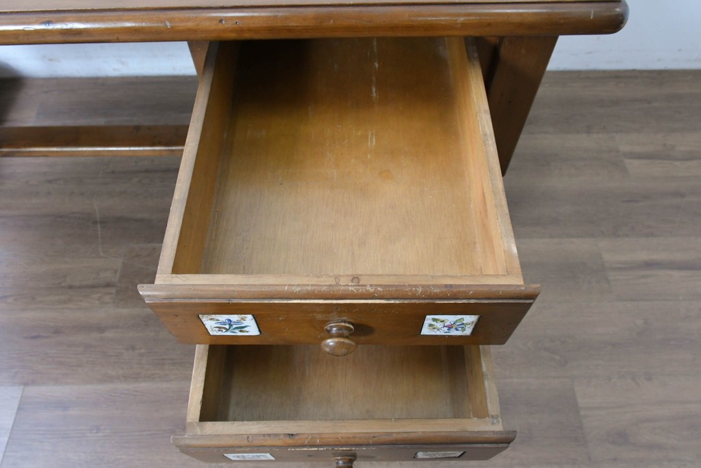 中古　美品　ACTUS(アクタス)取り扱い　バレンシアシリーズ　パイン材　花柄タイルが可愛らしいデスク　(R-086690)