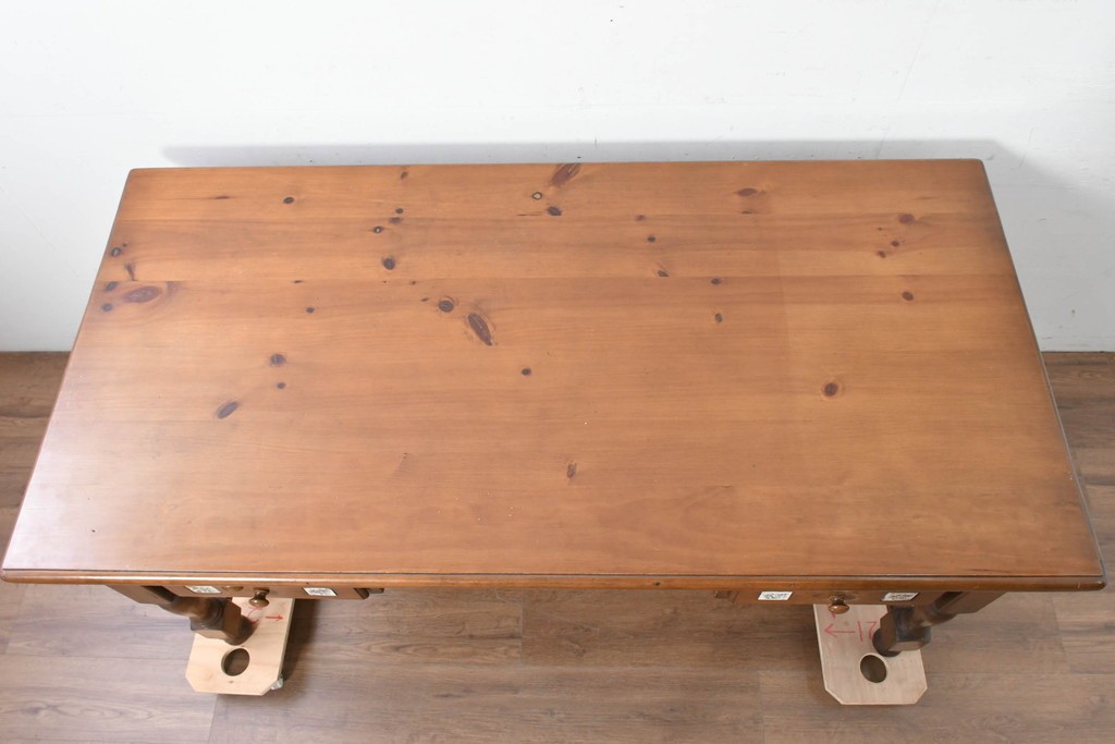 中古　美品　ACTUS(アクタス)取り扱い　バレンシアシリーズ　パイン材　花柄タイルが可愛らしいデスク　(R-086690)