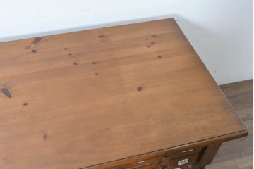 中古　美品　ACTUS(アクタス)取り扱い　バレンシアシリーズ　パイン材　花柄タイルが可愛らしいデスク　(R-086690)