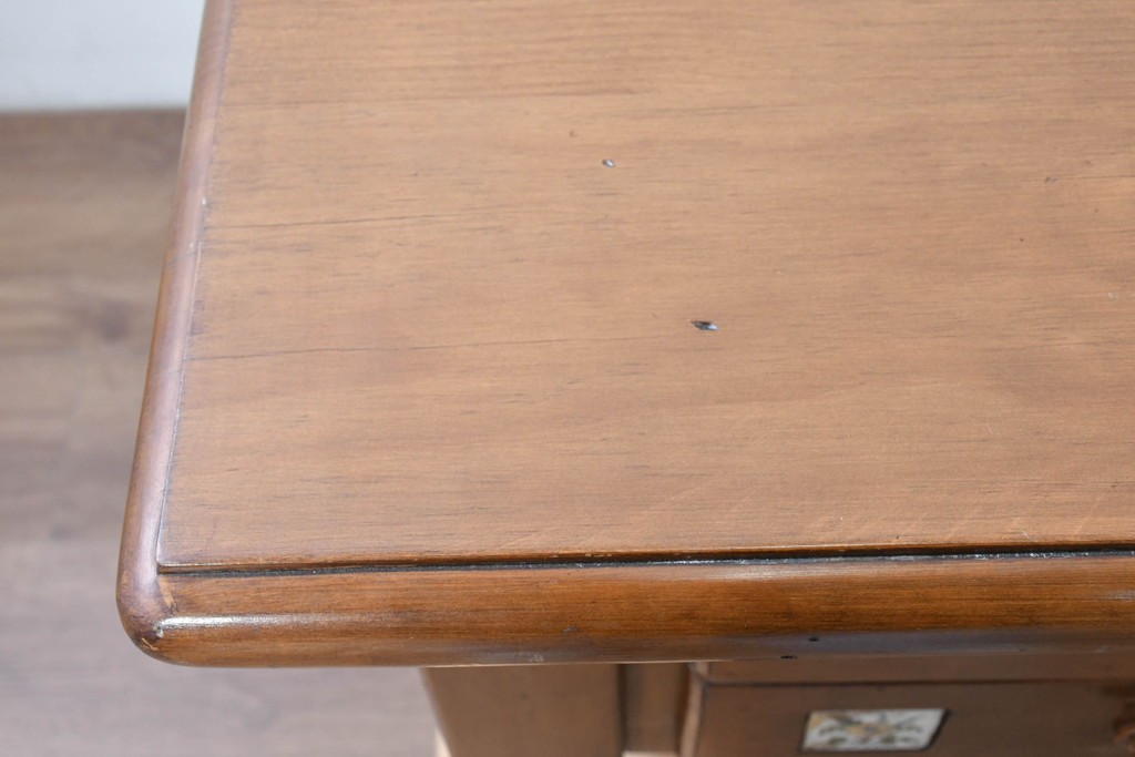 中古　美品　ACTUS(アクタス)取り扱い　バレンシアシリーズ　パイン材　花柄タイルが可愛らしいデスク　(R-086690)