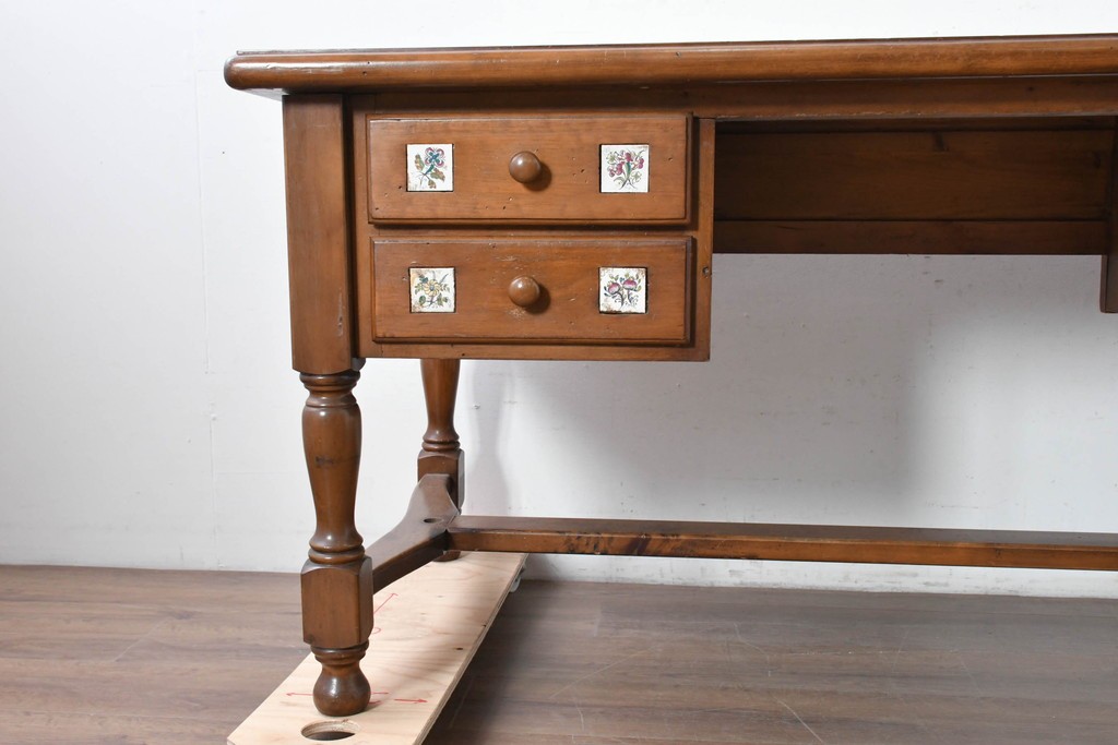 中古　美品　ACTUS(アクタス)取り扱い　バレンシアシリーズ　パイン材　花柄タイルが可愛らしいデスク　(R-086690)