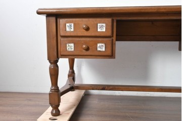 中古　美品　ACTUS(アクタス)取り扱い　バレンシアシリーズ　パイン材　花柄タイルが可愛らしいデスク　(R-086690)