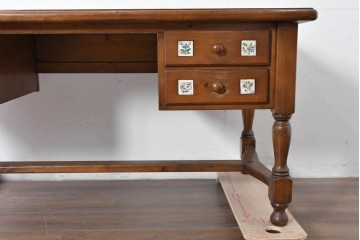 中古　美品　ACTUS(アクタス)取り扱い　バレンシアシリーズ　パイン材　花柄タイルが可愛らしいデスク　(R-086690)