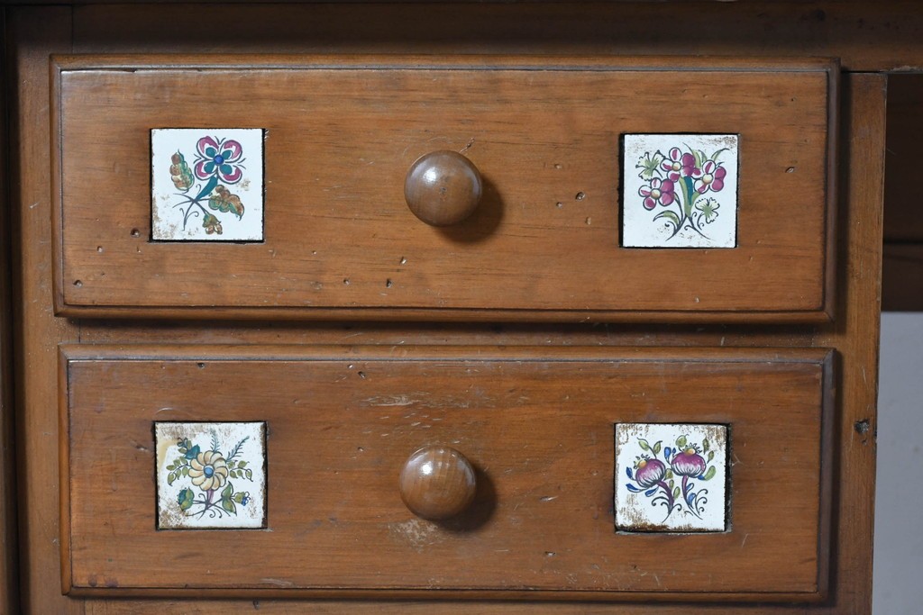 中古　美品　ACTUS(アクタス)取り扱い　バレンシアシリーズ　パイン材　花柄タイルが可愛らしいデスク　(R-086690)