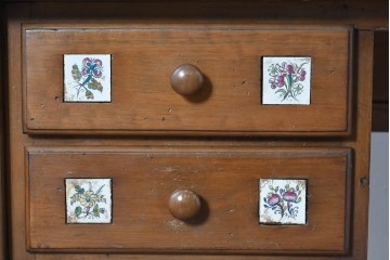 中古　美品　ACTUS(アクタス)取り扱い　バレンシアシリーズ　パイン材　花柄タイルが可愛らしいデスク　(R-086690)