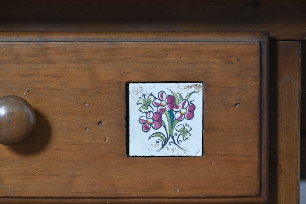 中古　美品　ACTUS(アクタス)取り扱い　バレンシアシリーズ　パイン材　花柄タイルが可愛らしいデスク　(R-086690)