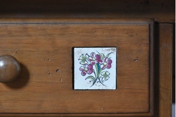 中古　美品　ACTUS(アクタス)取り扱い　バレンシアシリーズ　パイン材　花柄タイルが可愛らしいデスク　(R-086690)