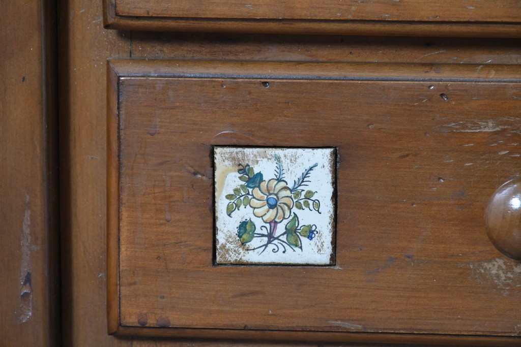 中古　美品　ACTUS(アクタス)取り扱い　バレンシアシリーズ　パイン材　花柄タイルが可愛らしいデスク　(R-086690)