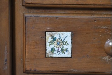 中古　美品　ACTUS(アクタス)取り扱い　バレンシアシリーズ　パイン材　花柄タイルが可愛らしいデスク　(R-086690)