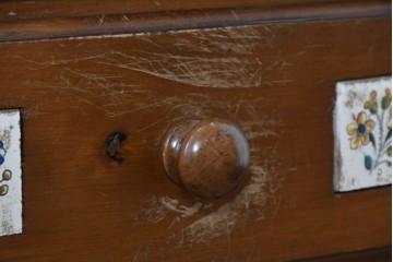 中古　美品　ACTUS(アクタス)取り扱い　バレンシアシリーズ　パイン材　花柄タイルが可愛らしいデスク　(R-086690)