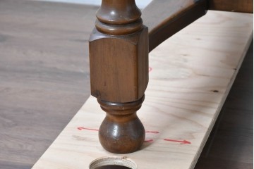 中古　美品　ACTUS(アクタス)取り扱い　バレンシアシリーズ　パイン材　花柄タイルが可愛らしいデスク　(R-086690)