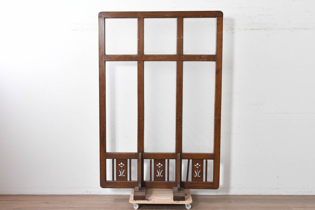 和製アンティーク　楢(ナラ)材　花模様の透かし彫りが可愛らしいガラス入り衝立て　(R-086691)