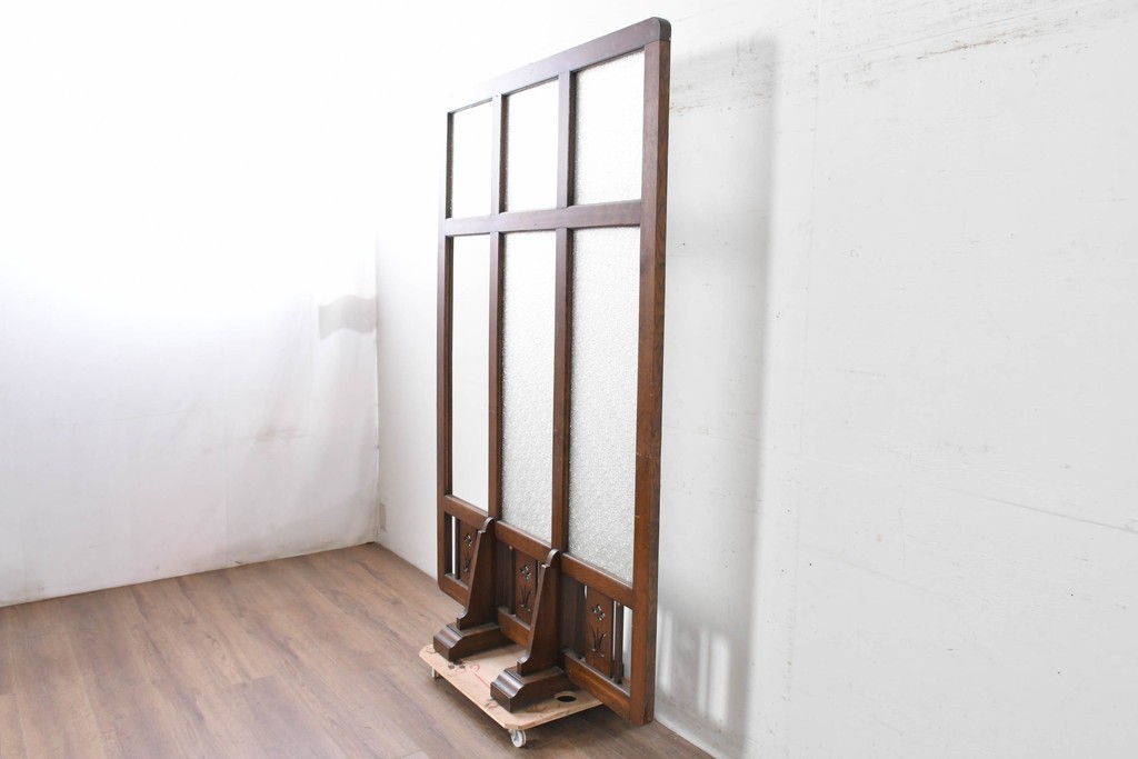 和製アンティーク　楢(ナラ)材　花模様の透かし彫りが可愛らしいガラス入り衝立て　(R-086691)