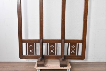 和製アンティーク　楢(ナラ)材　花模様の透かし彫りが可愛らしいガラス入り衝立て　(R-086691)