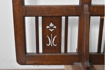 和製アンティーク　楢(ナラ)材　花模様の透かし彫りが可愛らしいガラス入り衝立て　(R-086691)