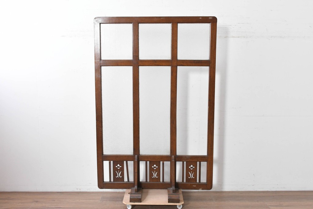 和製アンティーク　楢(ナラ)材　花模様の透かし彫りが可愛らしいガラス入り衝立て　(R-086691)