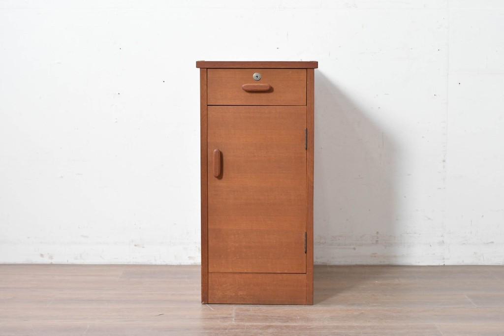 和製ヴィンテージ　チーク材　北欧デザインのシンプルなサイドキャビネット　(R-086693)