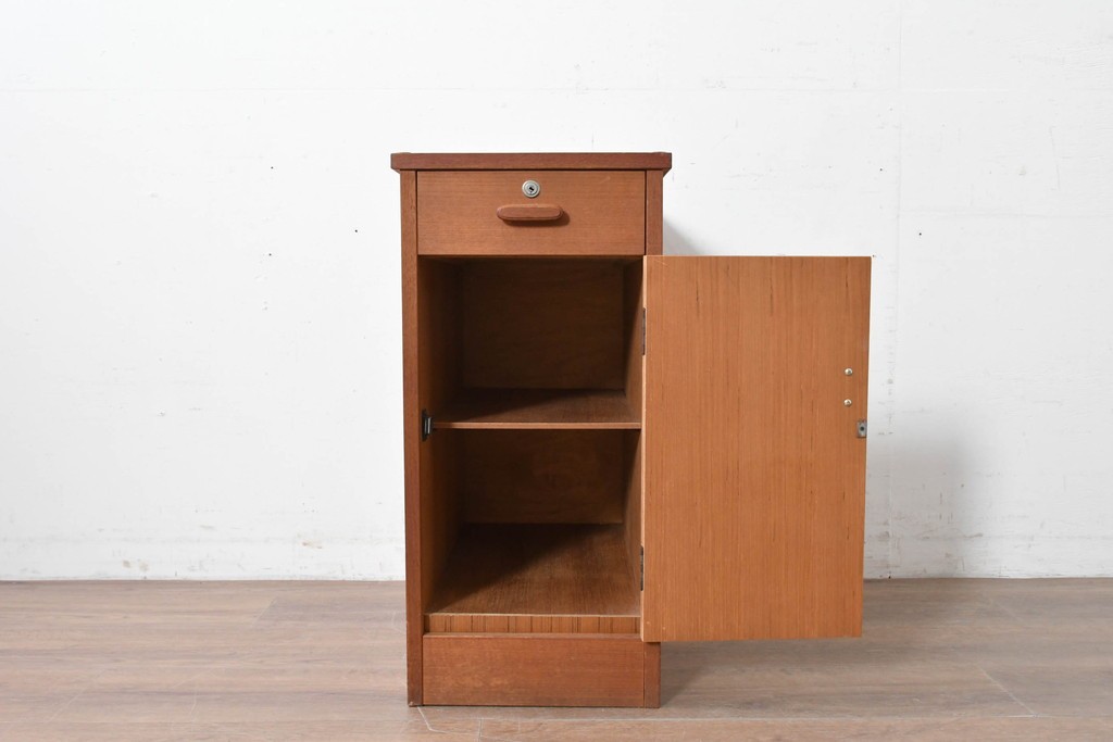 和製ヴィンテージ　チーク材　北欧デザインのシンプルなサイドキャビネット　(R-086693)